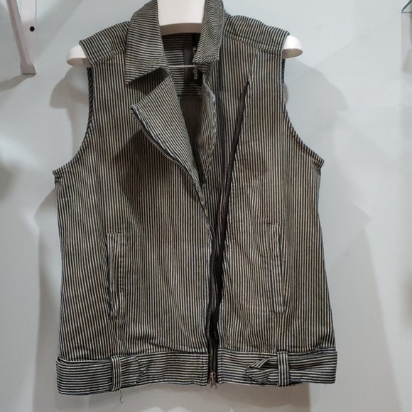 Vest - Picture 2 of 2